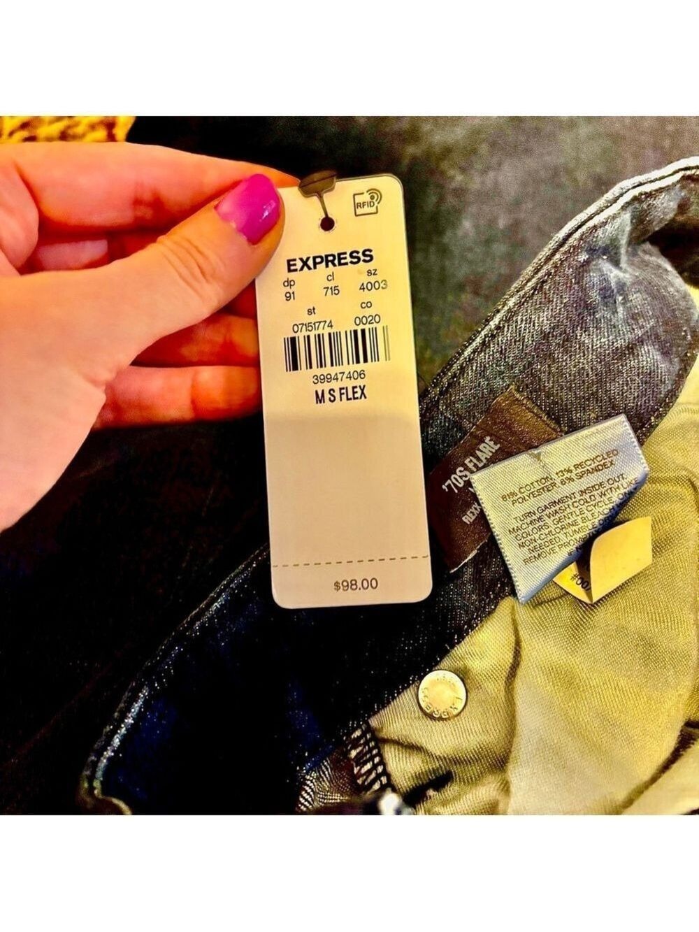 EXPRESS Mid Rise Dark Wash
Blue 70’s Flare Jeans Flex Medium Short 6/8/10 NWT - Picture 4 of 15